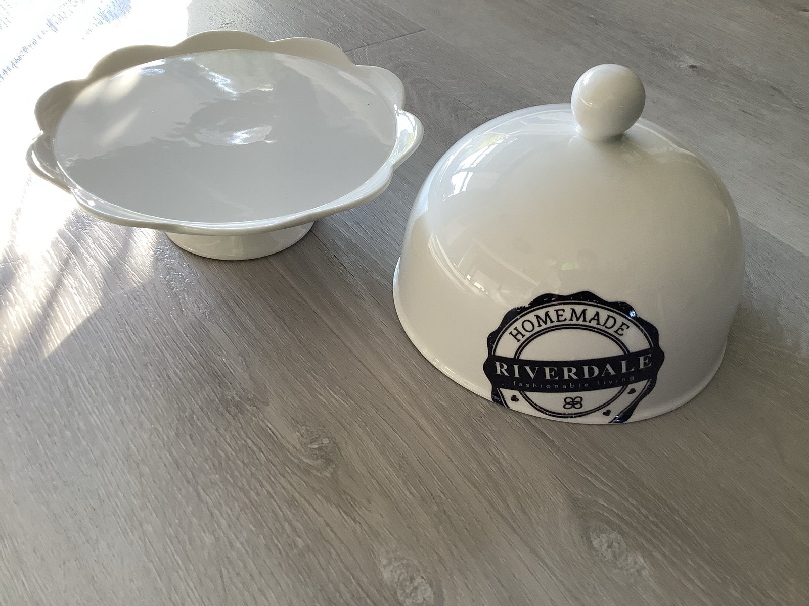 Riverdale Taartplateau met stolp - Wit keramiek, Overige merken, Keramiek, Overige typen, Nieuw