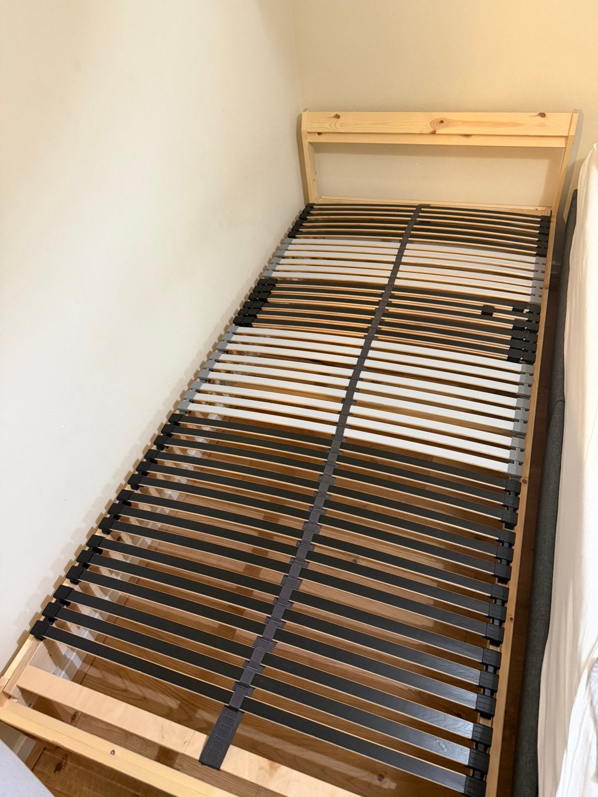 Bedframe ikea neiden 90x200 evt incl lattenbodem en matras, Ophalen, 90 cm, Eenpersoons, Zo goed als nieuw