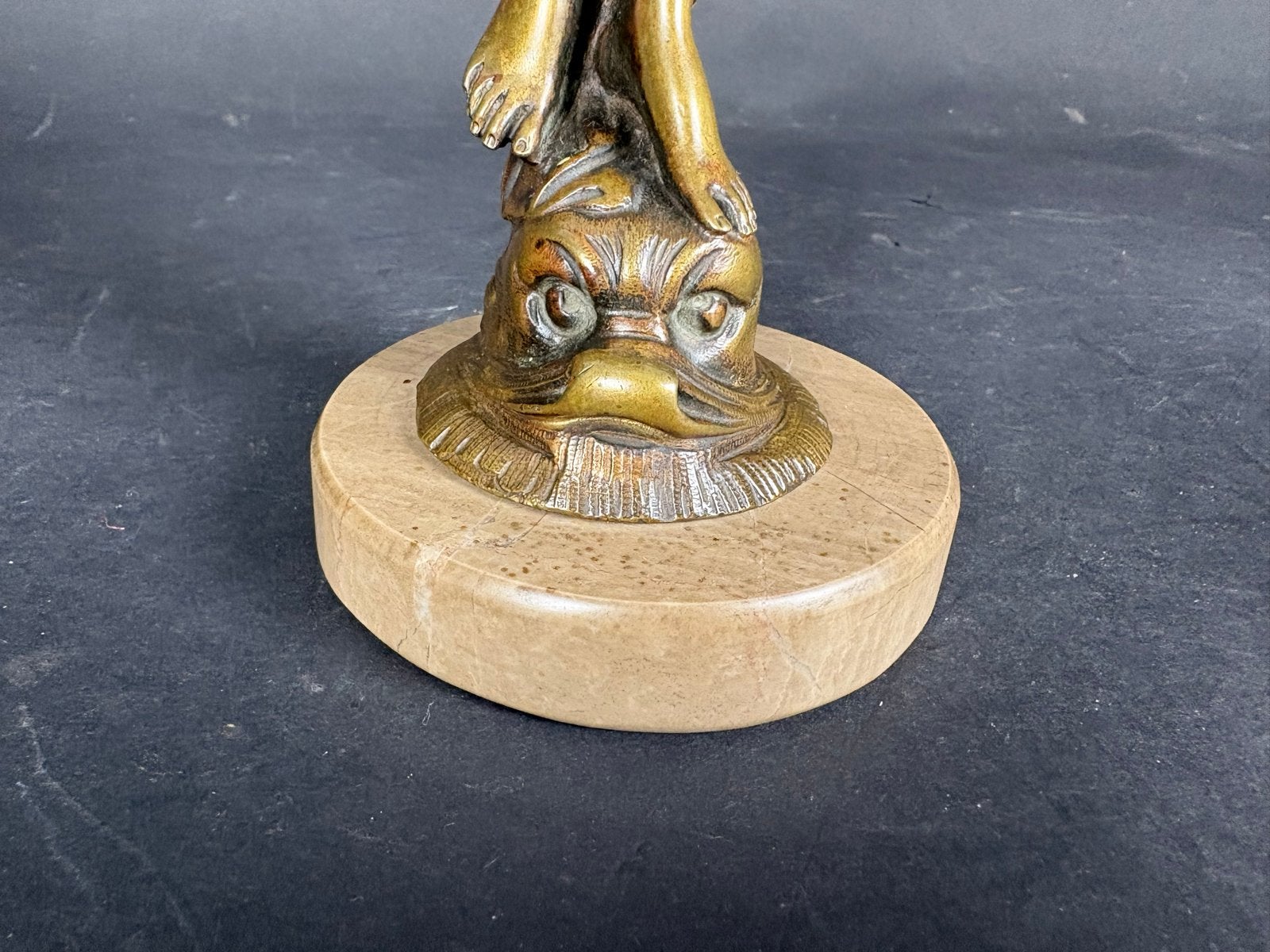 Bronzen beeld van gevleugelde vrouw op marmeren voetstuk, Antiek en Kunst, Kunst | Beelden en Houtsnijwerken, Ophalen of Verzenden