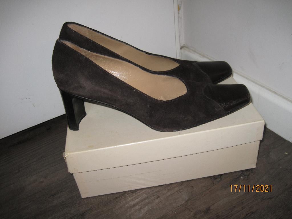 Paul Noyen donkerbruine suede pumps maat 41, Kleding | Dames, Schoenen, Pumps, Bruin, Ophalen of Verzenden, Paul Noyen