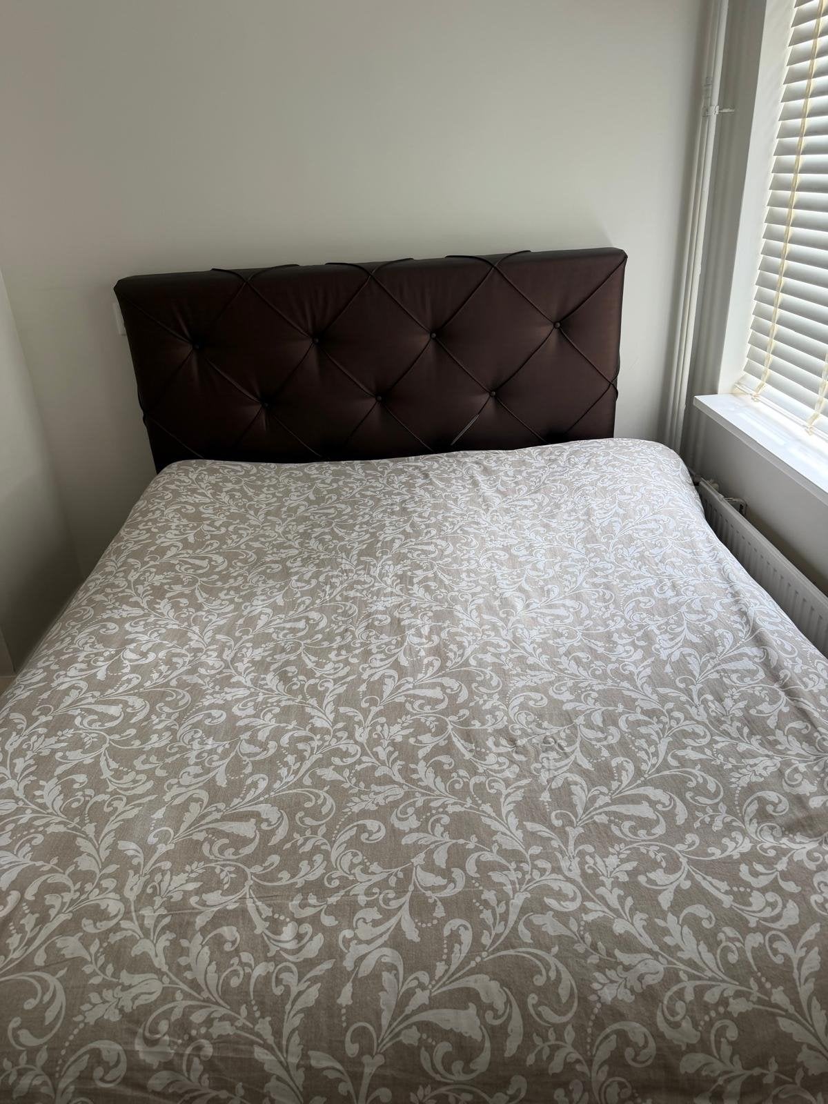 Eenpersoonsbed met bruin gestoffeerd hoofdbord, Huis en Inrichting, Gebruikt, 90 cm, Eenpersoons, Bruin
