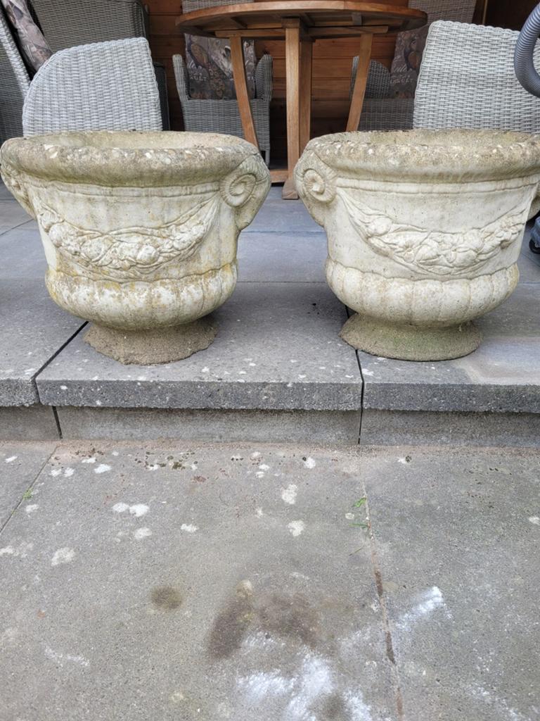 Set van 2 zware antieke Franse Tuinvazen, Tuin en Terras, Bloempotten, Ophalen, Gebruikt, 40 cm of meer, Rond