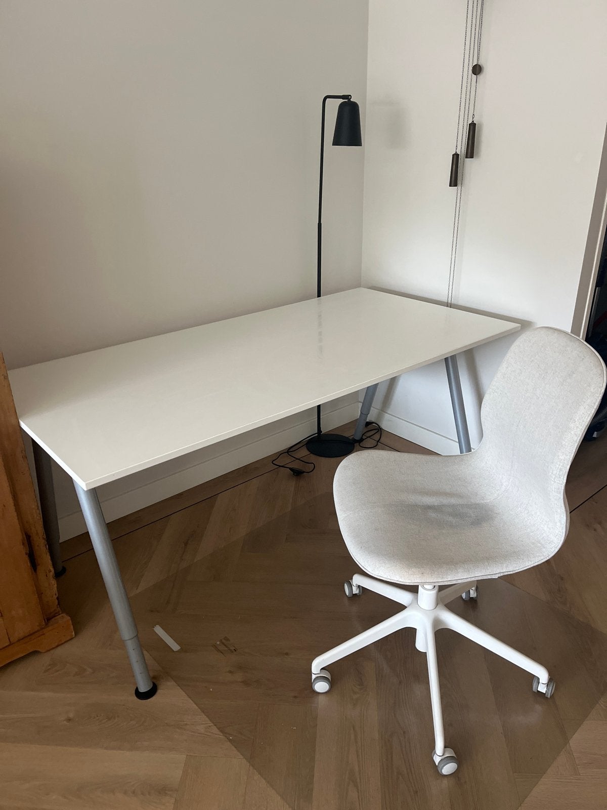 Wit bureau met verstelbare poten , inclusief !, Ophalen, Gebruikt, Spaanplaat of MDF, In hoogte verstelbaar