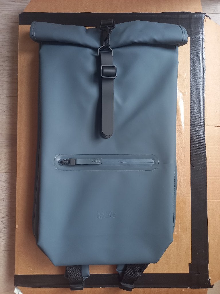 Rains Rolltop Rugzak Donker Grijs, Sieraden, Tassen en Uiterlijk, Tassen | Rugtassen, 25 tot 40 cm, Nieuw, Ophalen of Verzenden