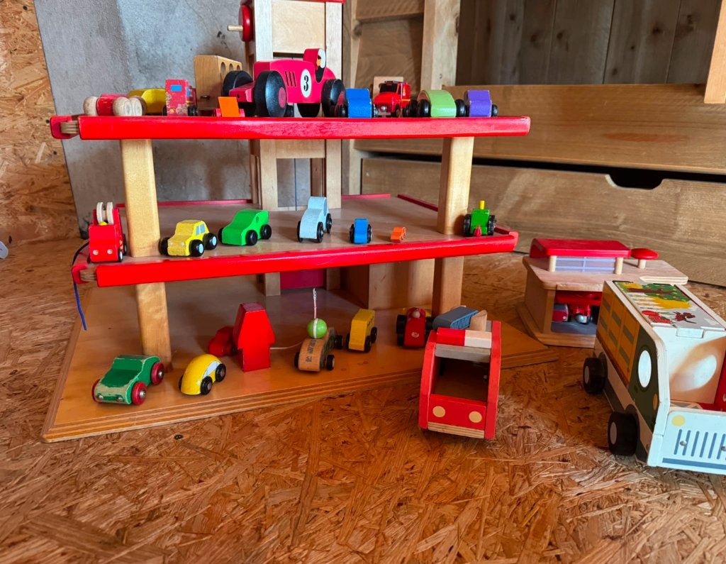 Superleuke houten parkeergarage met autootjes, Ophalen, Zo goed als nieuw, Meubelstuk of Keukentje