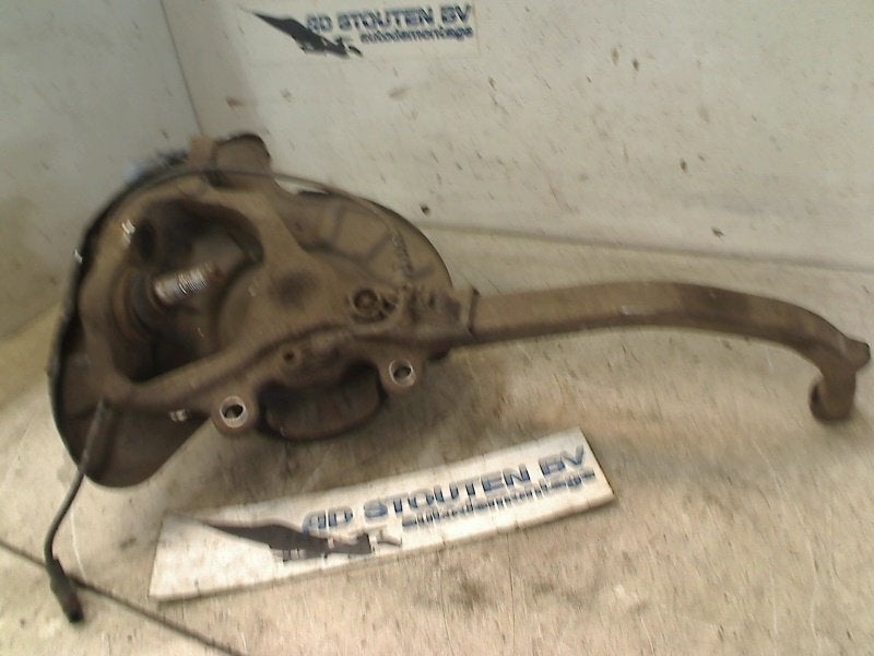 Fusee Rechts Voor Mercedes-Benz S (W220) (1998-10/2005-08), Gebruikt, Mercedes-Benz AG, Mercedes-Benz, Mercedesstraße 120, Stuttgart 70372, , Duitsland