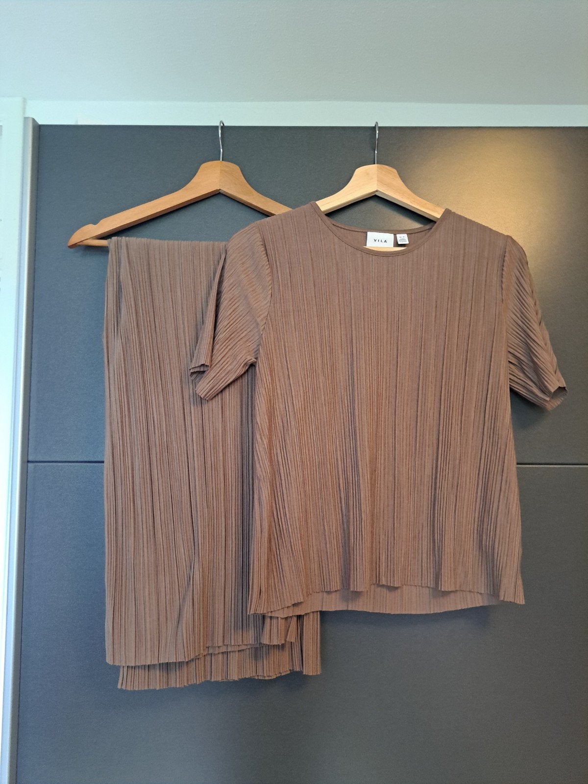 Vila tweedelig pak - comfortabel en stijlvol, Kleding | Dames, Maat 38/40 (M), Bruin, Vila, Ophalen of Verzenden