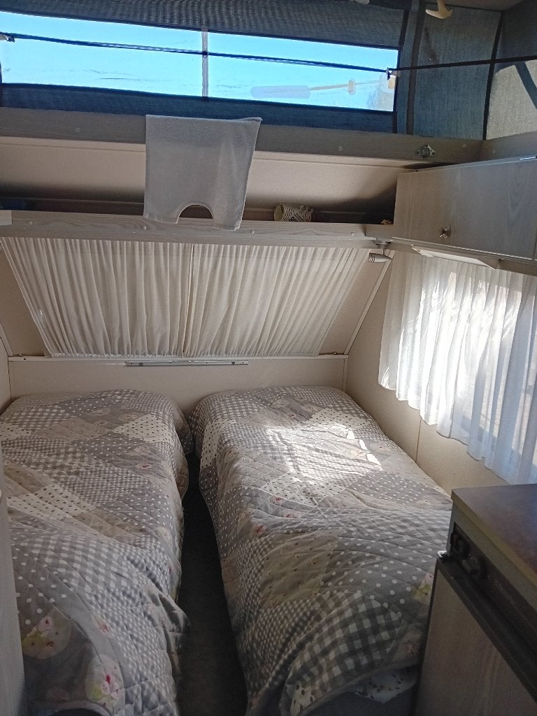 Compacte hefdak caravan met voortent, Caravans en Kamperen, Caravans, Particulier, tot en met 3, 500 - 750 kg, Overige, Kip, 2 aparte bedden