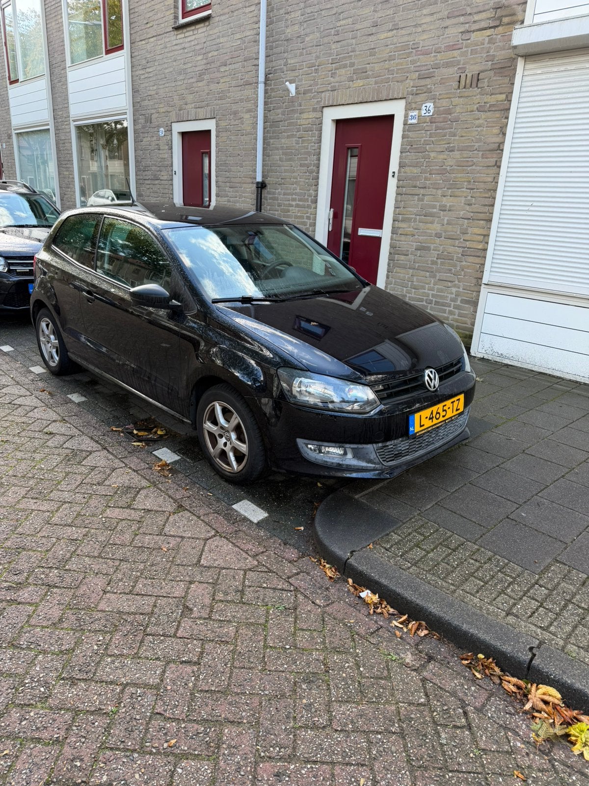 MOET WEG! Volkswagen Polo 3D  2010 Zwart LEES BESCHRIJVING, Voorwielaandrijving, 40 €/maand, 1198 cc, Zwart