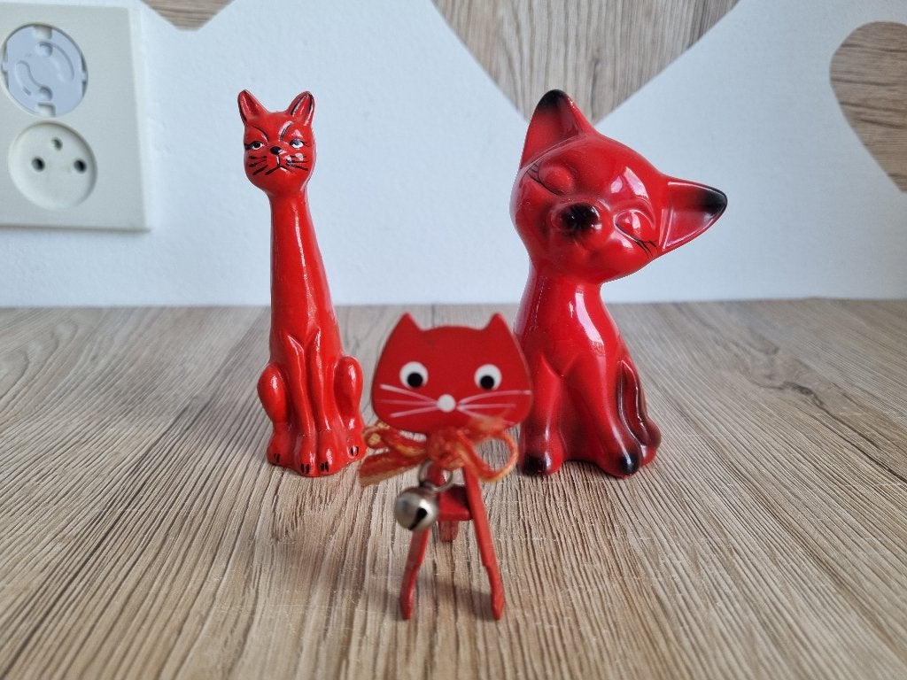 3 Mooie Zeldzame Vintage Katten Beelden Rood Keramiek, Verzamelen, Beelden en Beeldjes, Verzenden, Gebruikt, Dier