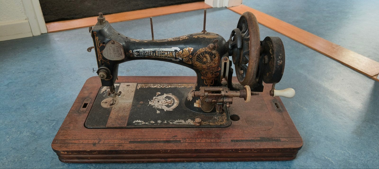 Antieke naaimachine, Antiek en Kunst, Ophalen