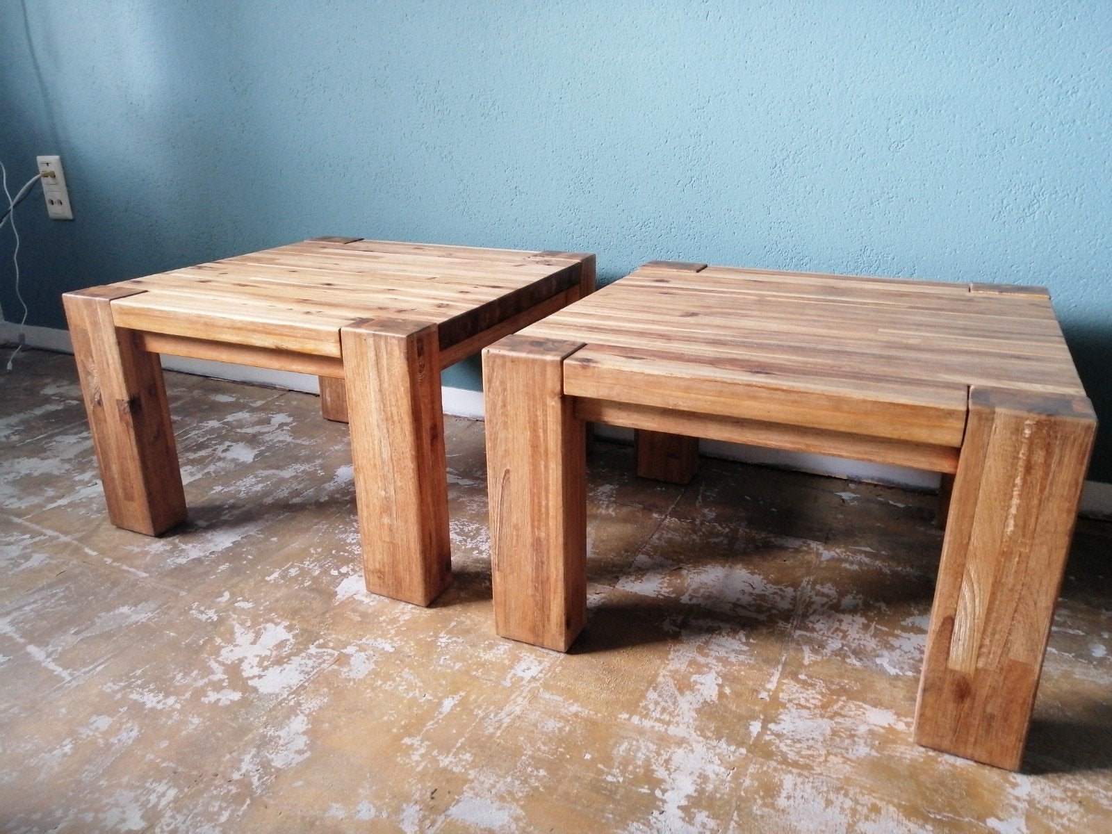 Set van 2 zware teakhouten bijzettafels, 60x60 cm, Ophalen, Gebruikt
