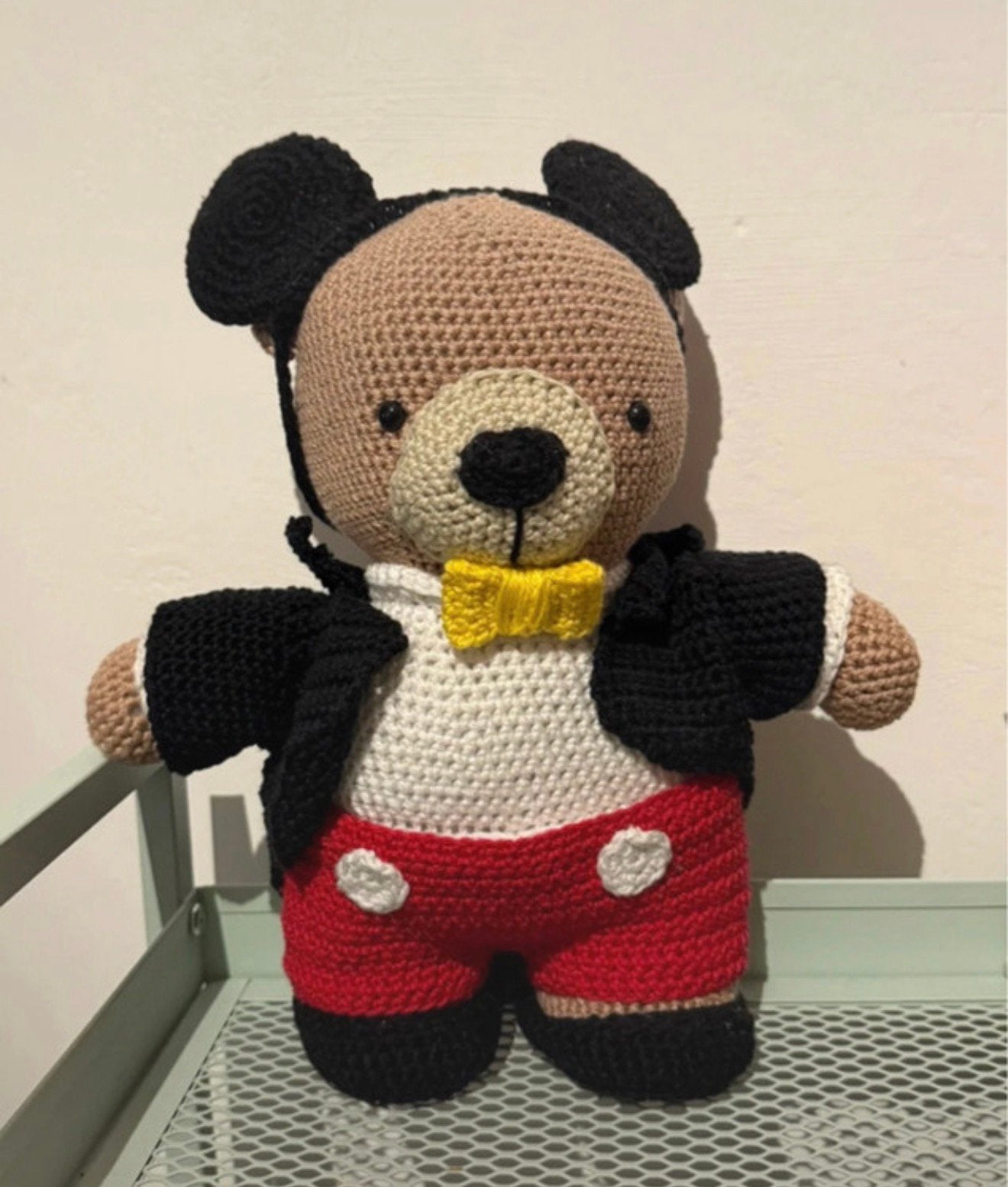 Gehaakte beer verkleed als Mickey Mouse handgemaakt, Ophalen of Verzenden, Nieuw, Overige typen