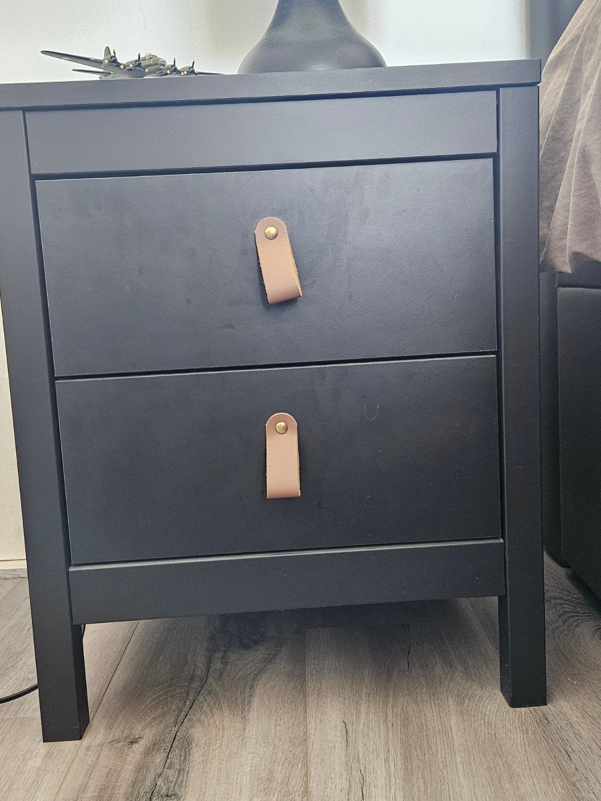 2 zwart nachtkastjes met twee lades en leren handgrepen, Ophalen, 55 tot 70 cm, Zo goed als nieuw, 45 tot 65 cm