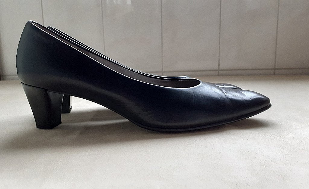 Gabor klassieke leren pumps. Donkerblauw. Mt. 7., Kleding | Dames, Schoenen, Pumps, Blauw, Gabor, Ophalen of Verzenden