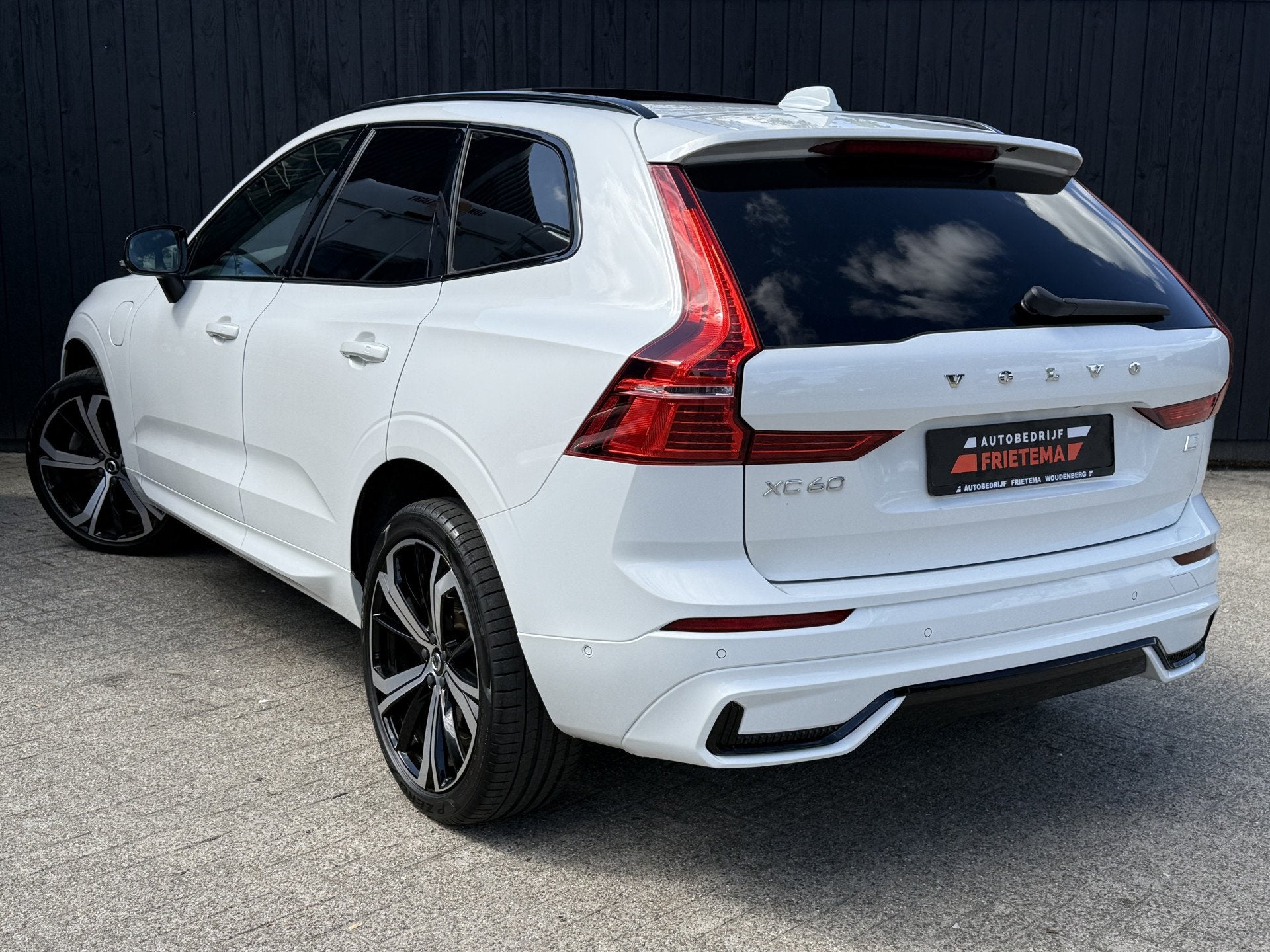 Volvo XC60 2.0 T6 Plug-in hybrid AWD Plus Dark (bj 2023), Auto's, Automaat, Gebruikt, 4 cilinders, Leder en Stof