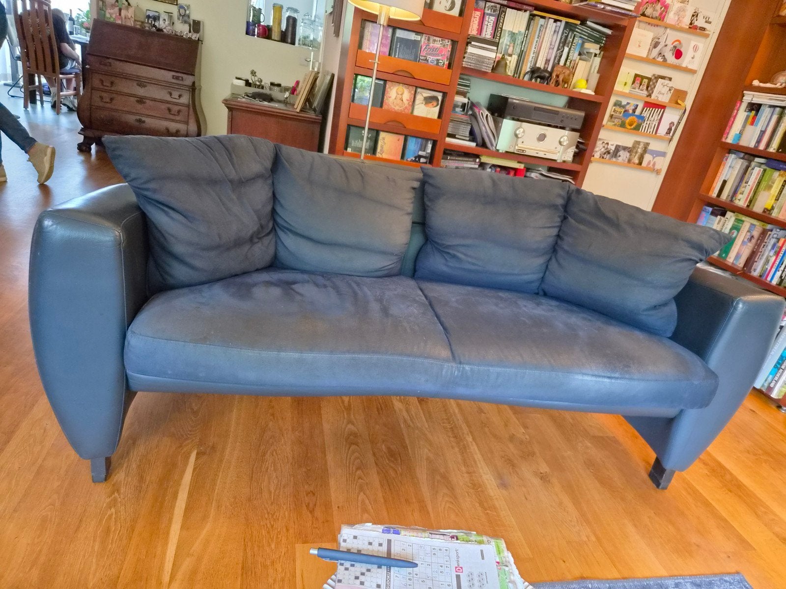 Leolux blauwe lederen bank met Alcantara kussens, Ophalen, Gebruikt, 150 tot 200 cm, Driepersoons