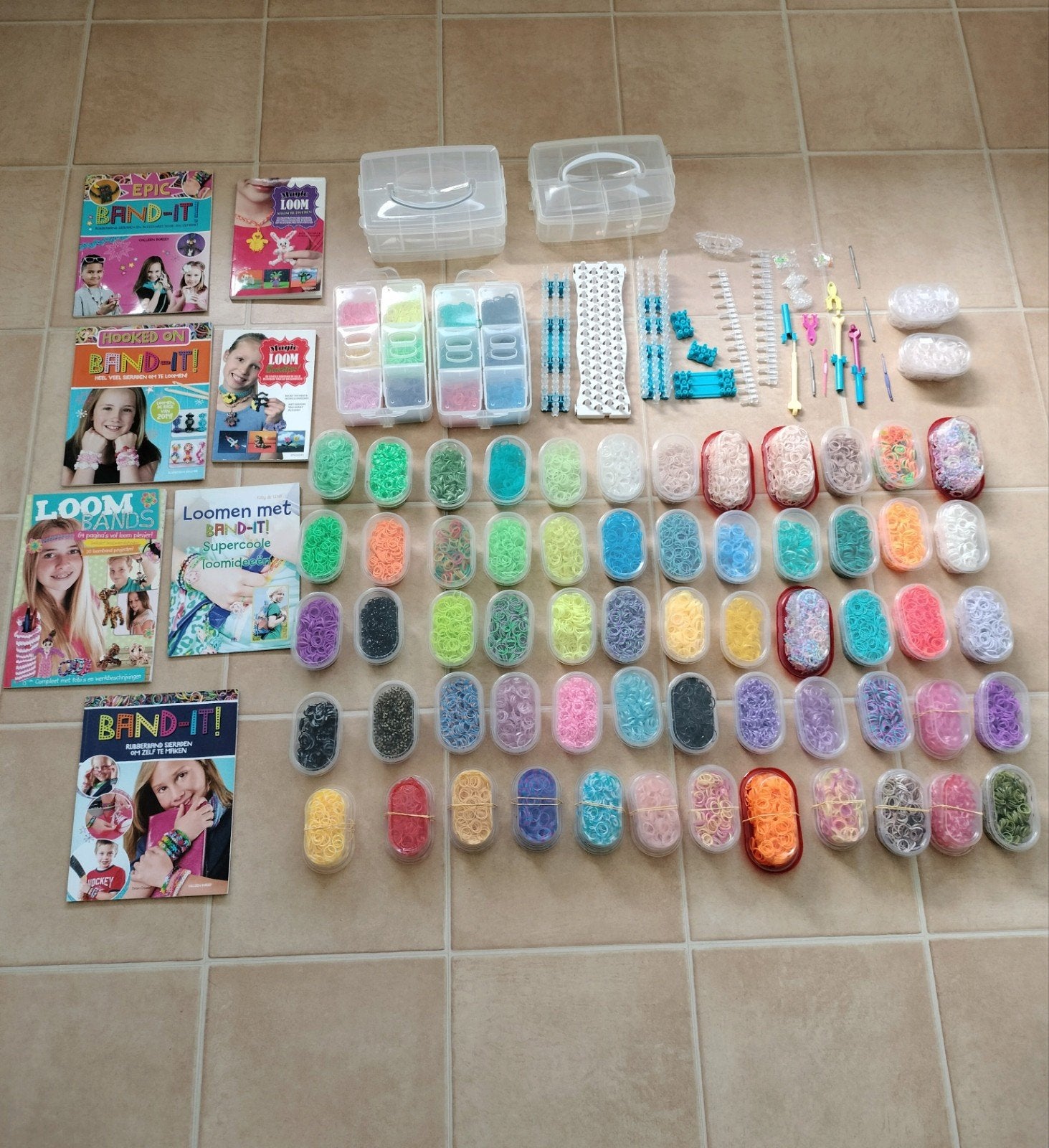 Grote partij loombandjes met accessoires en boeken, Overige thema's, Meerkleurig, Ophalen of Verzenden, Zo goed als nieuw