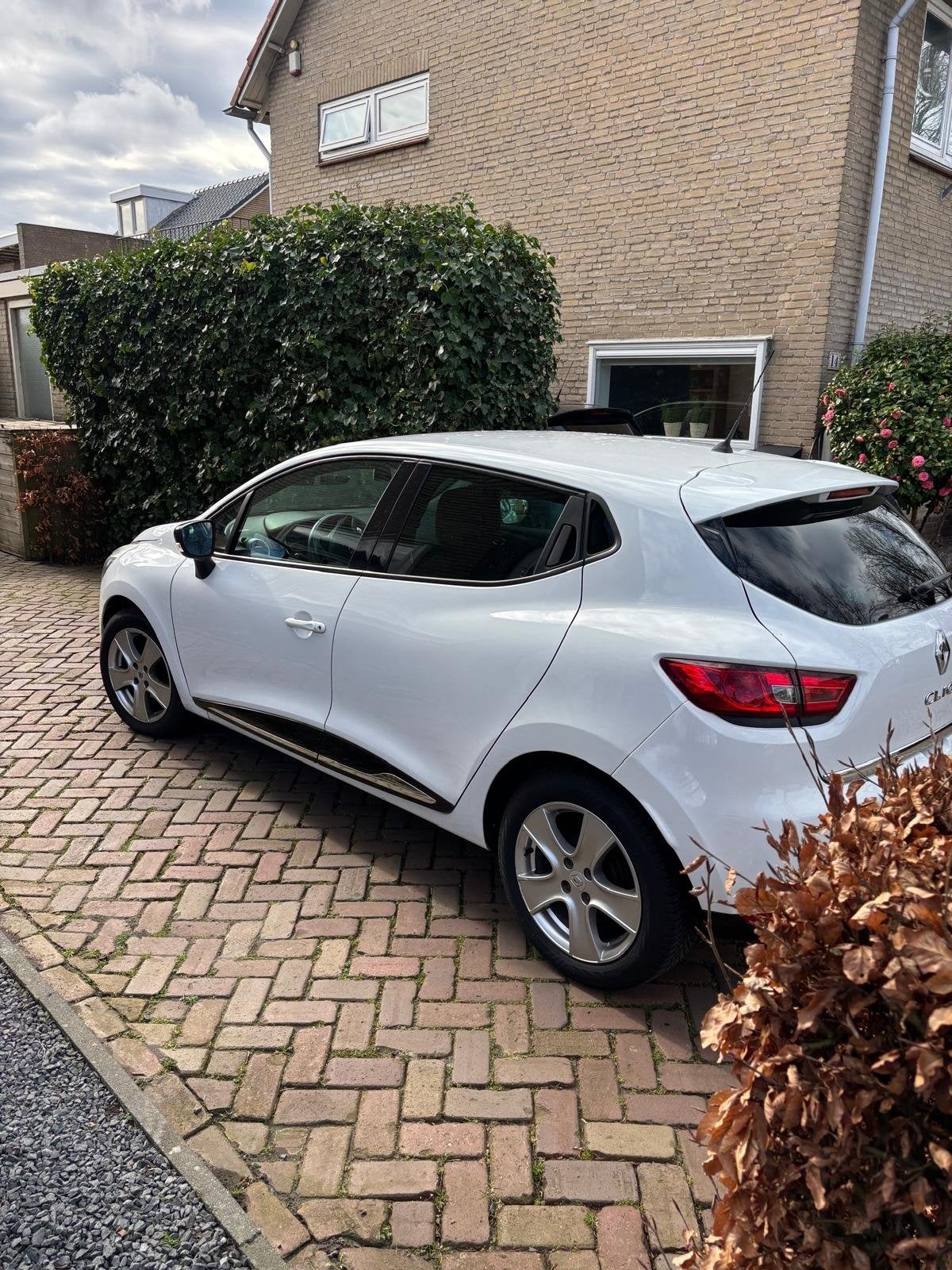 Renault Clio 0.9 TCE 66KW 5-DRS 2013 Wit, Voorwielaandrijving, 898 cc, 40 €/maand, 540 kg