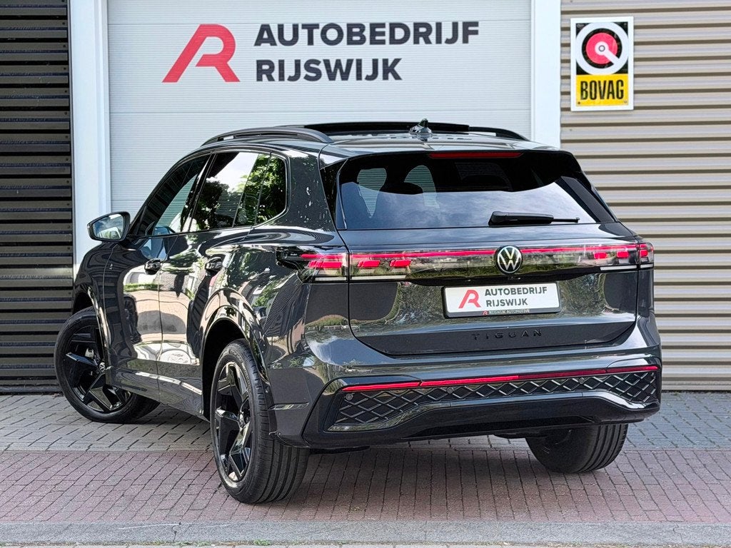 Volkswagen Tiguan 1.5 eTSI R-Line Pano/360/Memory/Leer, Auto's, Volkswagen, 12 maanden, Zwart, 4 cilinders, Automatische klimaatregeling