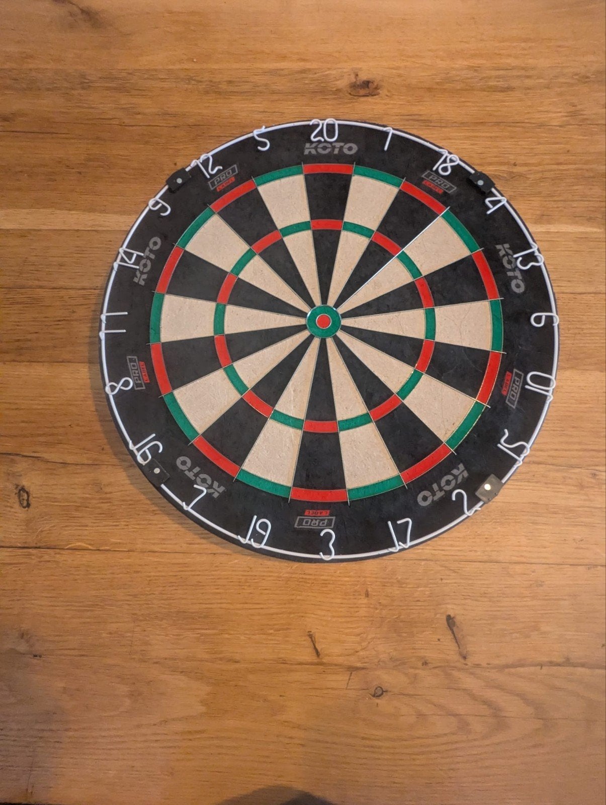 Koto King Pro Dartbord met 4 sets pijlen - Z.g.a.n., Sport en Fitness, Darts, Ophalen of Verzenden, Zo goed als nieuw, Dartbord met pijlen