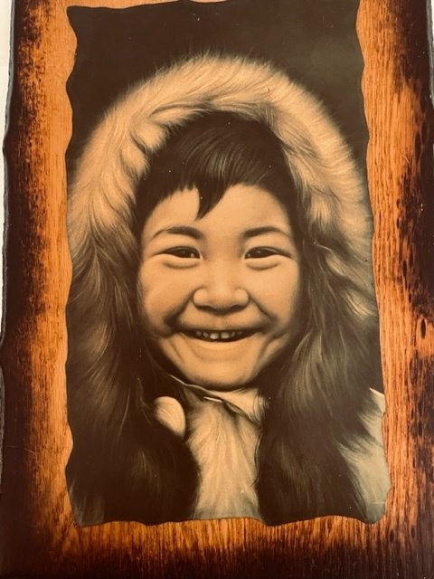 Wanddecoratie. Houten paneel lachend Inuit / Eskimo meisje., Wanddecoratie, Gemerkt, Meerkleurig, Overige herkomsten