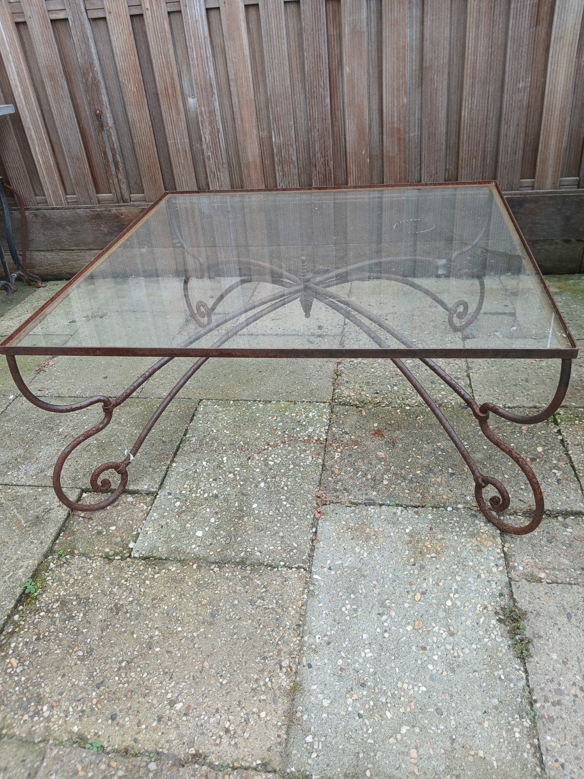 Vintage smeedijzeren salontafel met glazen blad, Ophalen of Verzenden