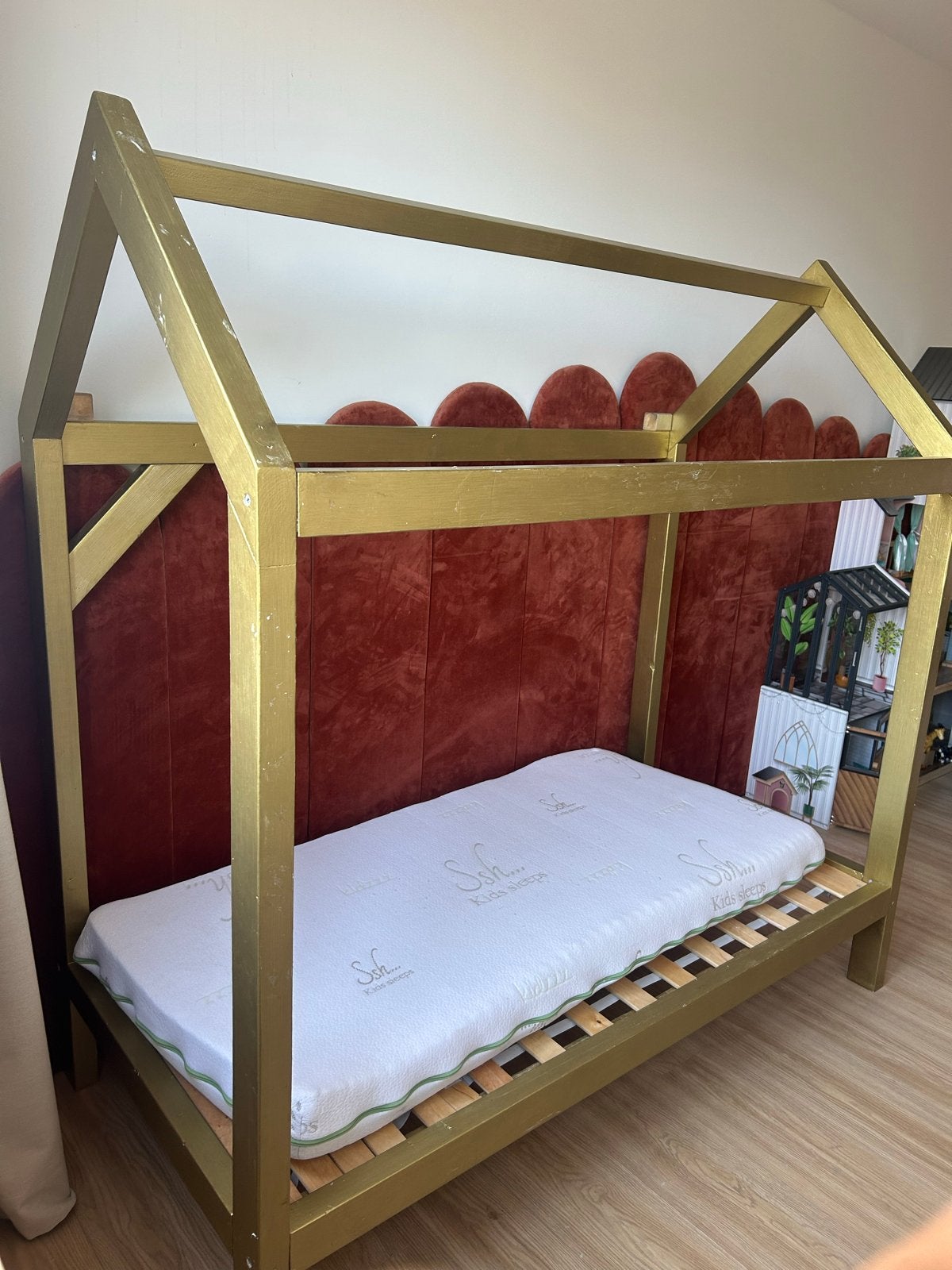 Gouden huisbed met lattenbodem en matras, Kinderen en Baby's, Ophalen, Gebruikt, 70 tot 85 cm, 140 tot 160 cm