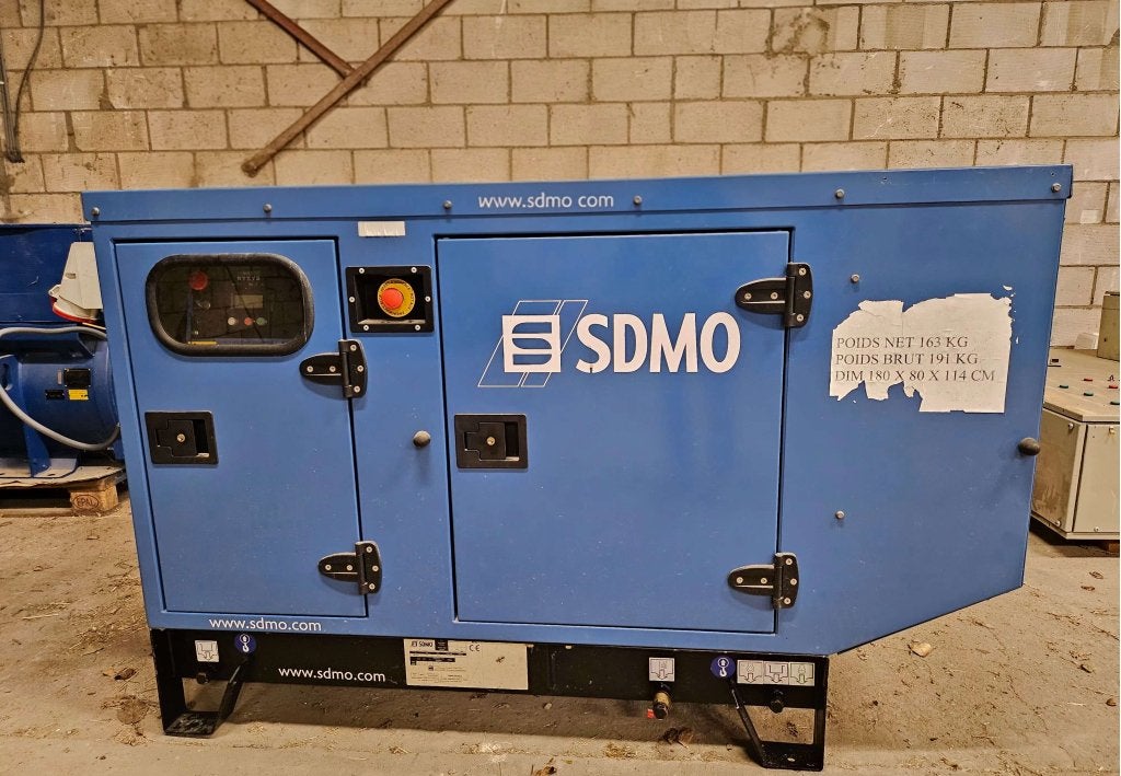 20 kVA SDMO Mitsubishi Noodstroom Diesel Aggregaat generator, Sdmo, Niet ingevuld, Zo goed als nieuw, 10 tot 30 kVA