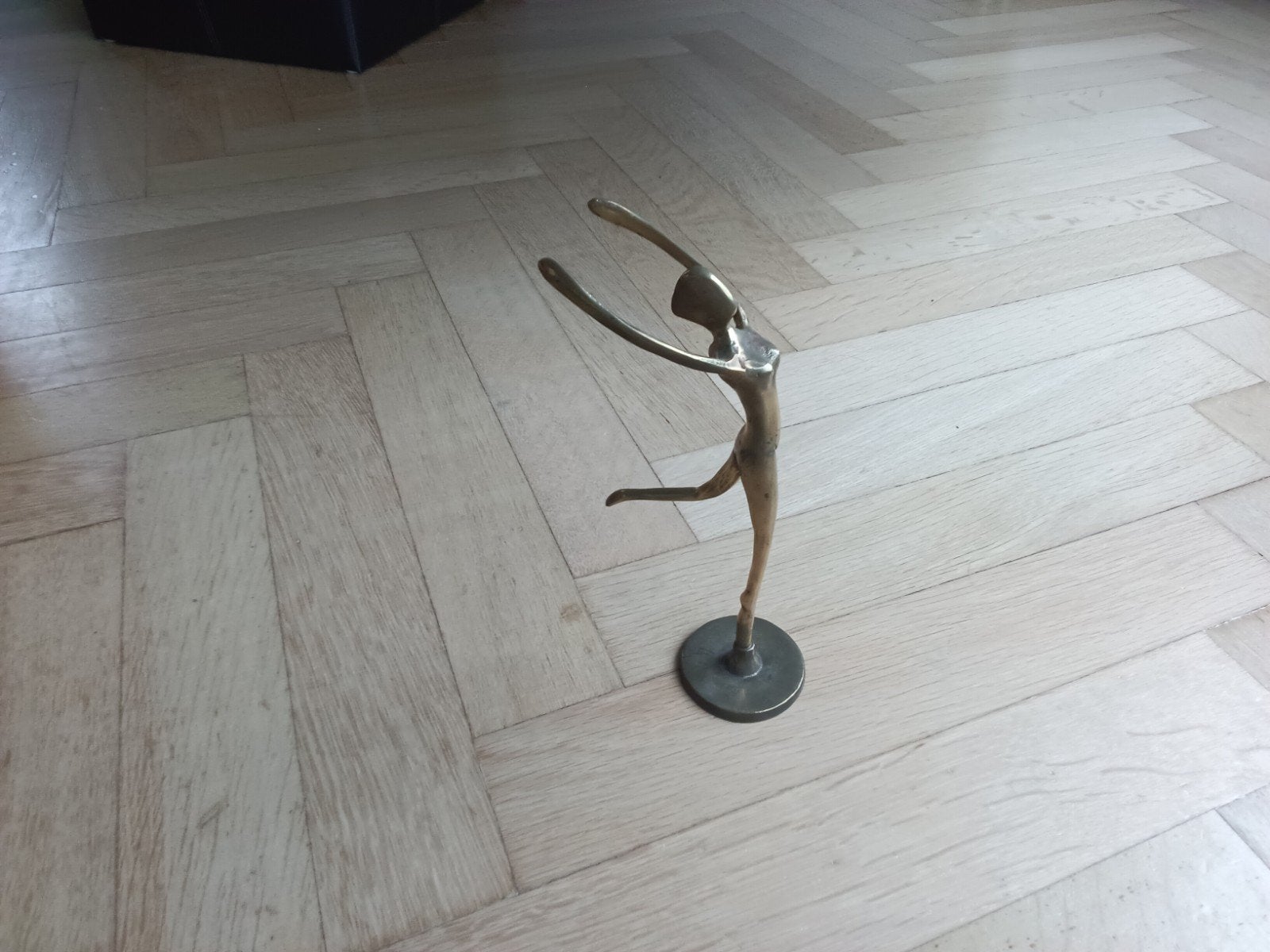Bronzen beeldje van danseres op sokkel, Minder dan 20 cm, Gepatineerd, Ophalen of Verzenden, Brons