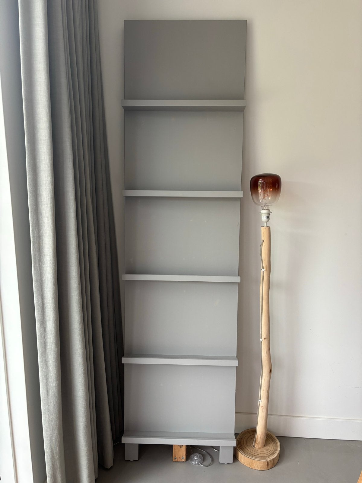 Pronkrek VT wonen /Grijze Boekenplank / Wandrek, Ophalen, Met plank(en), Minder dan 50 cm, Gebruikt