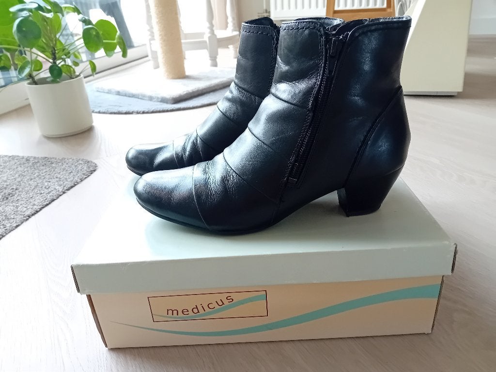 Medicus zwarte leren enkellaarsjes, maat 39 ZGAN, Medicus, Zwart, Lage of Enkellaarzen, Ophalen of Verzenden