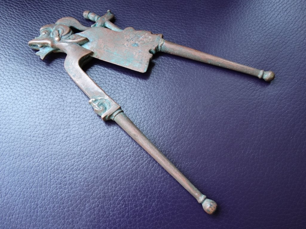 Betelnotensnijder idvv figuur met kris, keris notenkraker, Verzenden