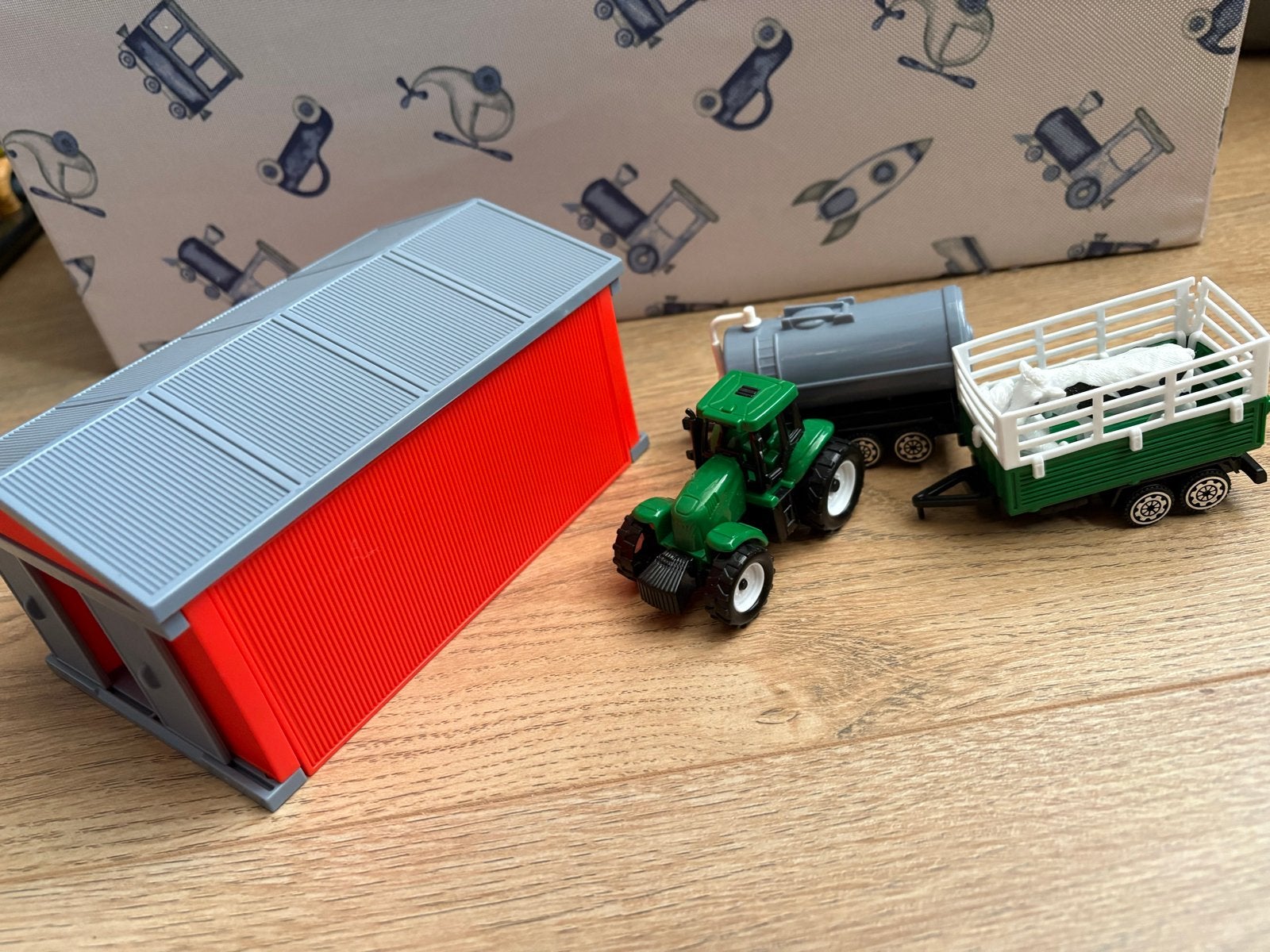 Speelgoed tractor met aanhangers en schuur, Ophalen, Zo goed als nieuw