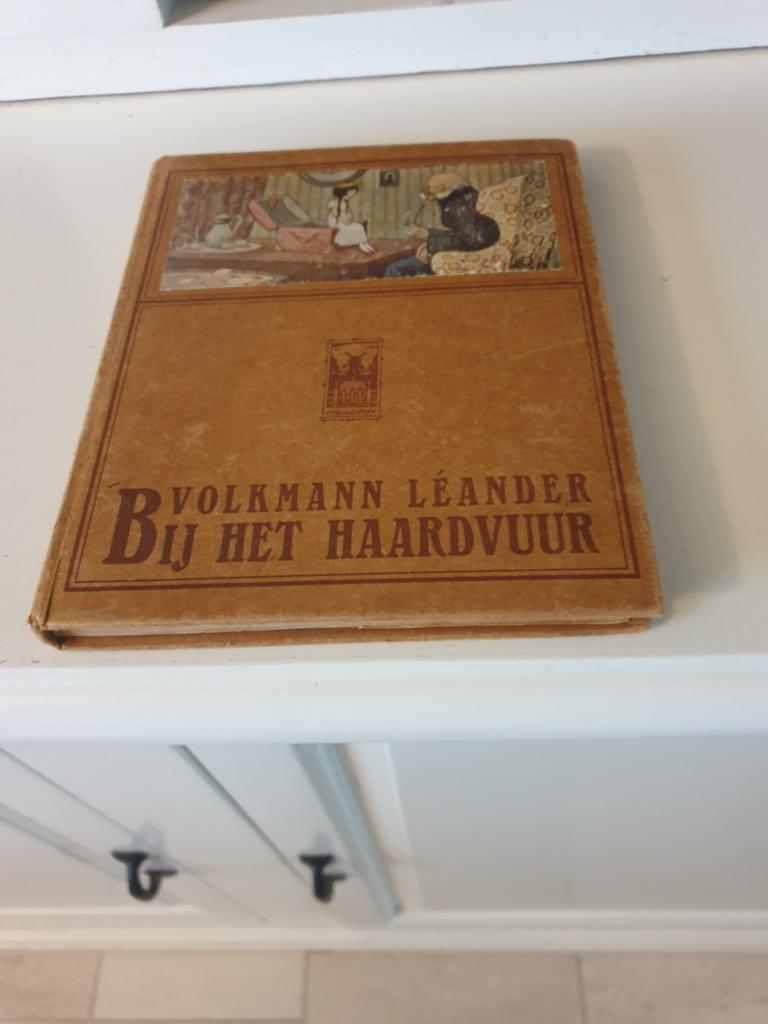 Volkman Leander - Bij het haardvuur, Ophalen of Verzenden, Gelezen
