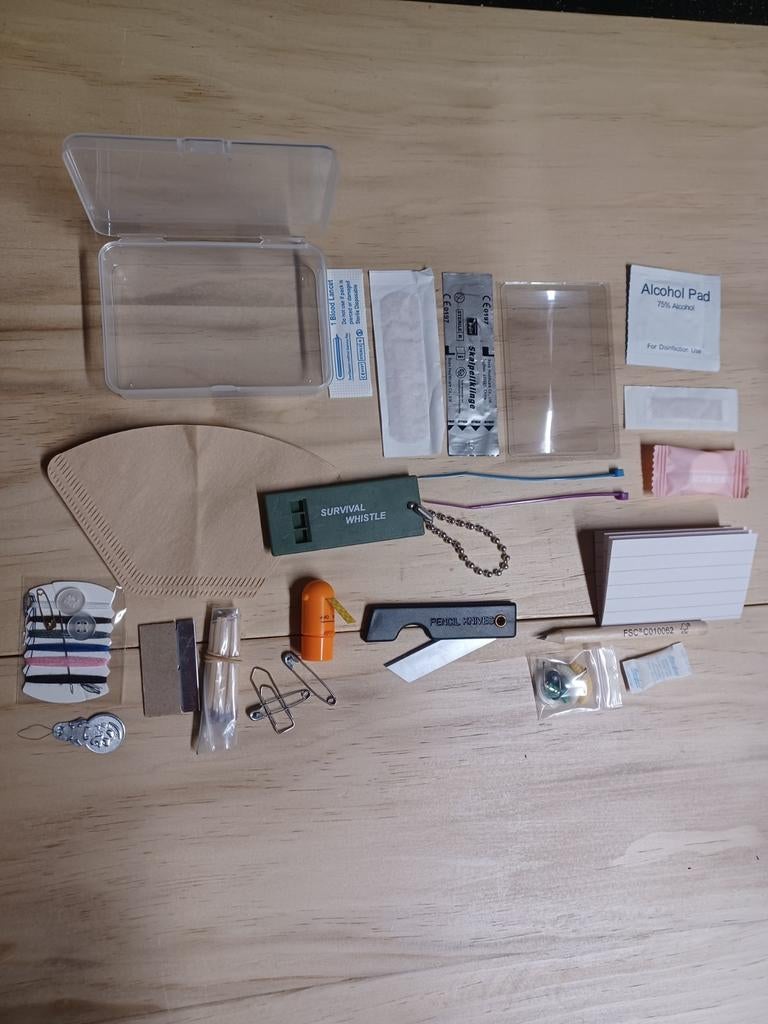 Survival kit in kunststof doosje, Ophalen of Verzenden