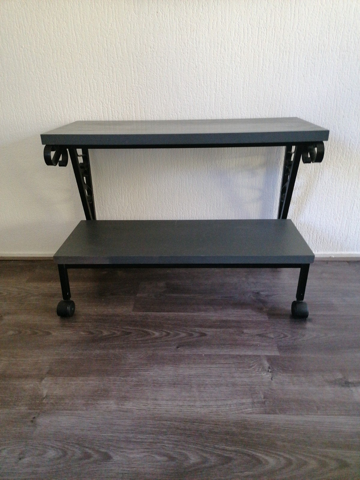 Houten tafel met gietijzeren frame en wieltjes, Huis en Inrichting, Ophalen