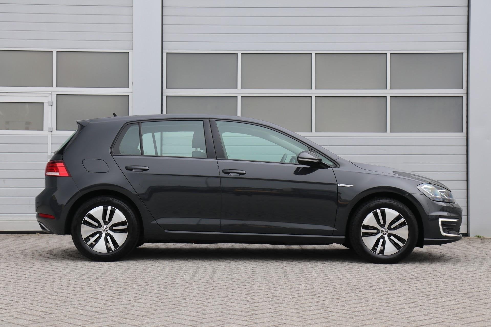 Volkswagen e-Golf 136pk E-DITION | SoH 93% | Navigatie | Sto, Auto's, 12 maanden, Gebruikt, Zwart, Automatische klimaatregeling