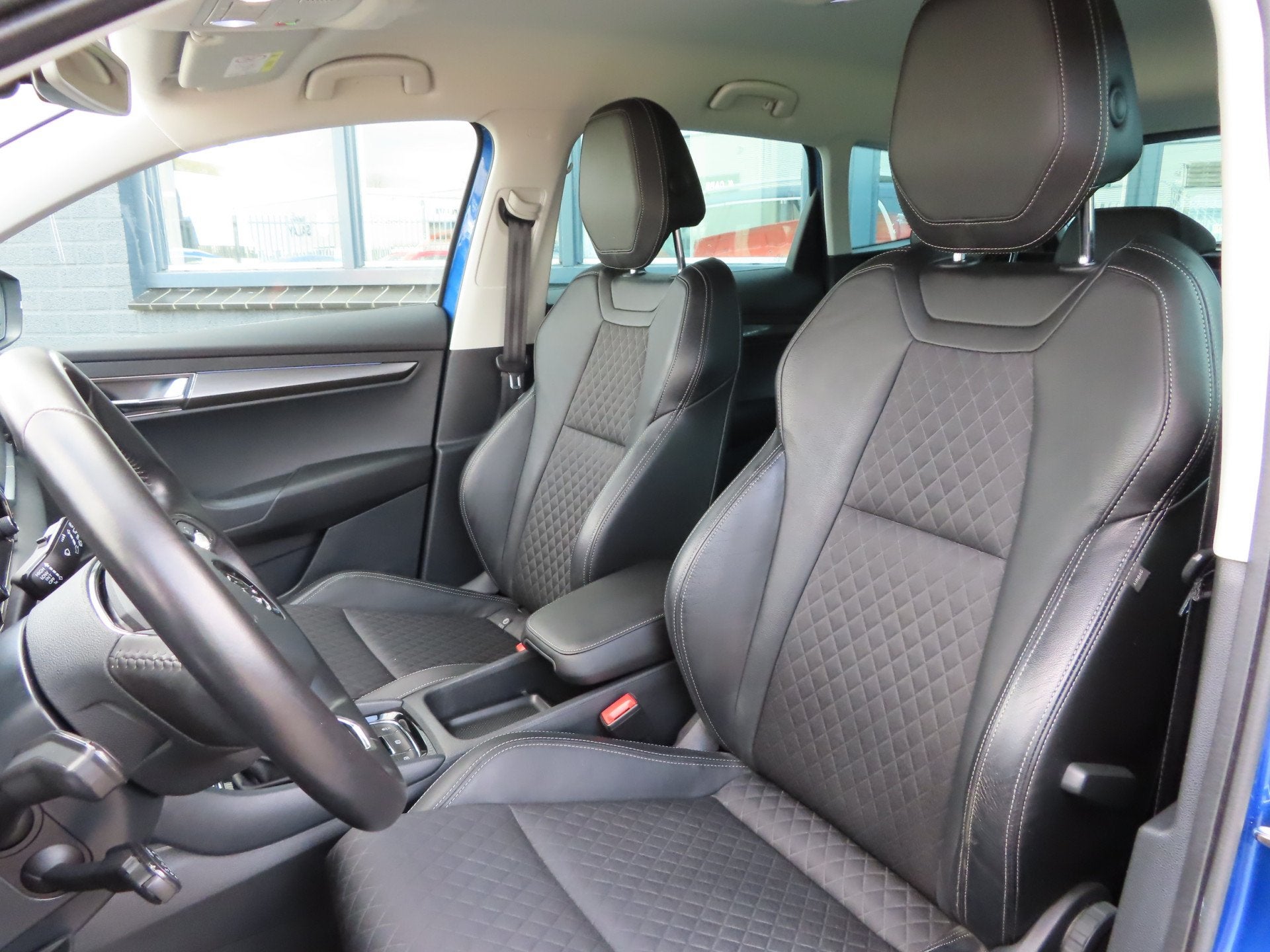 Skoda Karoq 1.5 TSI ACT Style DSG | trekhaak | stoel + stuur, 12 maanden, 4 cilinders, Blauw, Leder en Stof