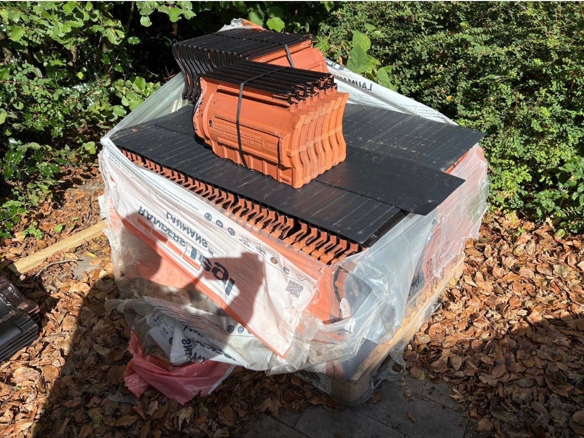 Gratis af te halen100 Laumans Dakpan Kleur40 Zwart satinet, Doe-het-zelf en Verbouw, Steen of Klei, Zwart, Nieuw, Ophalen of Verzenden