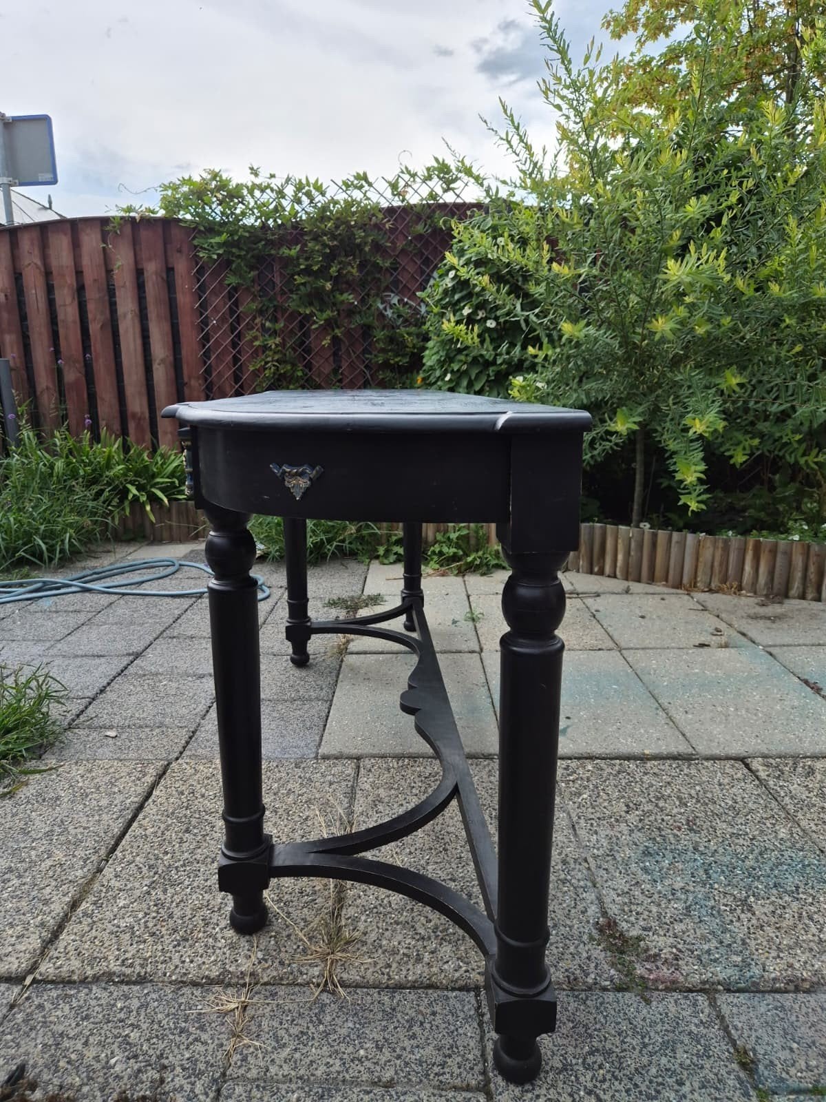 Zwarte bijzettafel met sierlijke details, Huis en Inrichting, Ophalen, Gebruikt, 100 tot 150 cm, Klassiek, Elegant