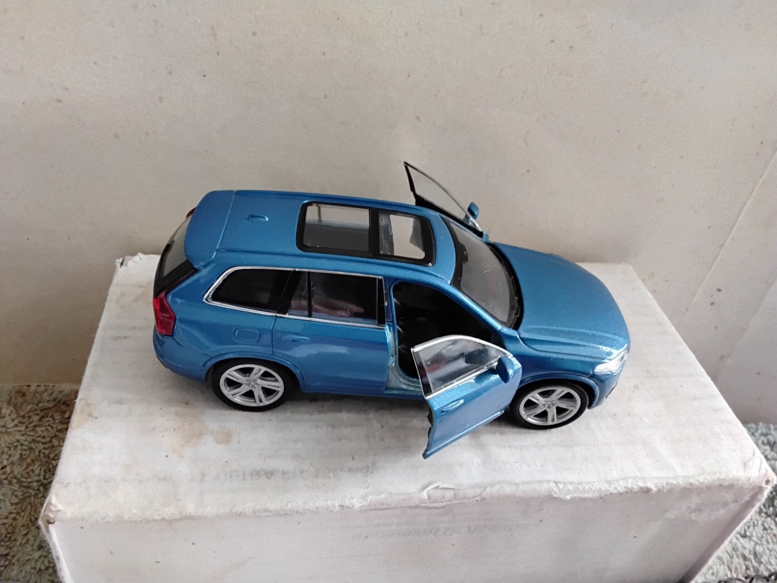 VOLVO  XC  90    SCHAAL  1:34   OF  1:32, Ophalen of Verzenden, Auto, Overige merken