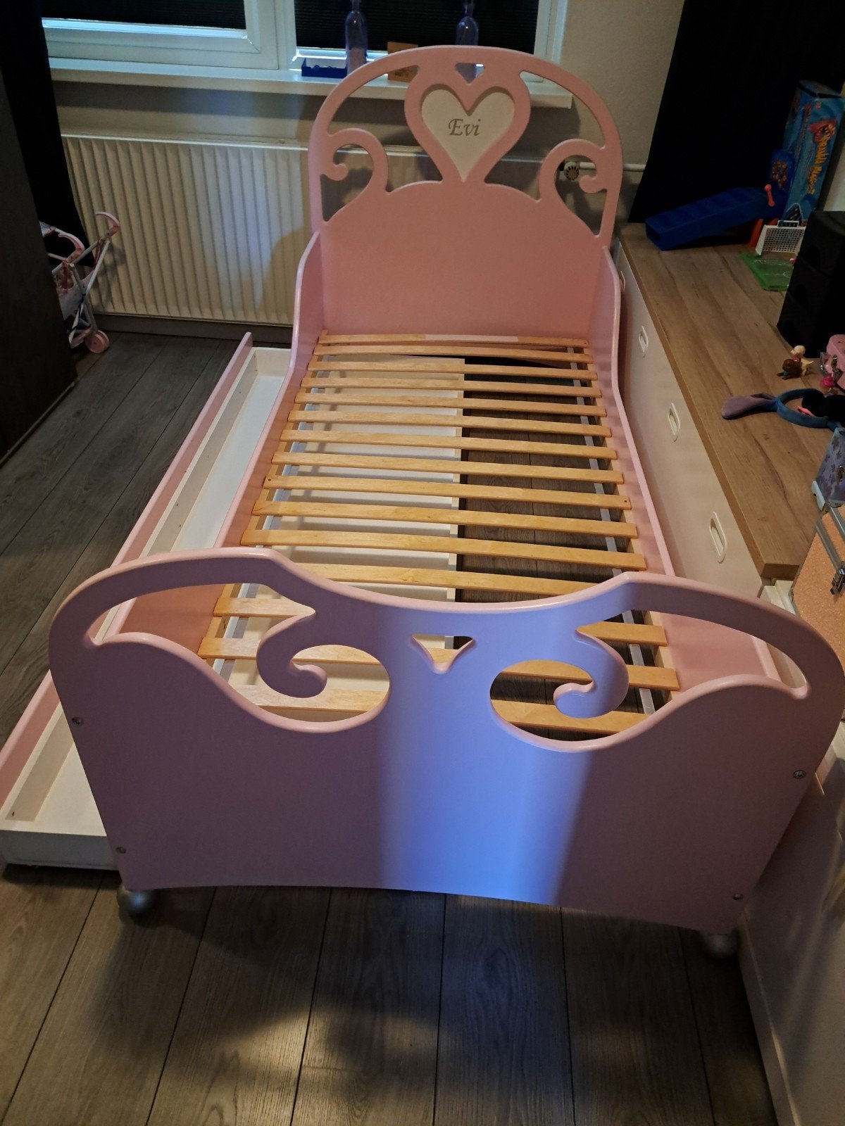 Roze kinderbed met lattenbodem en uitschuiflade, Ophalen, 85 tot 100 cm, Gebruikt, Lattenbodem