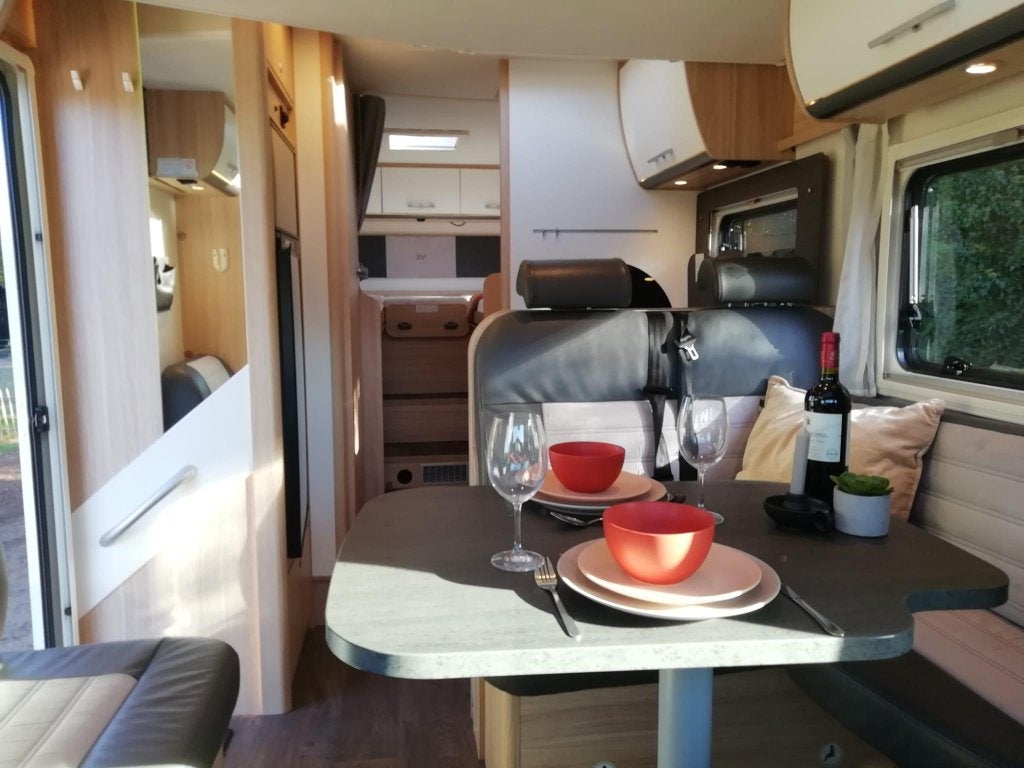 Stoere Sunlight T 68 XV met trekhaak en zonnepaneel !!!, Caravans en Kamperen, Campers, Niet ingevuld, Sunlight, Ringverwarming
