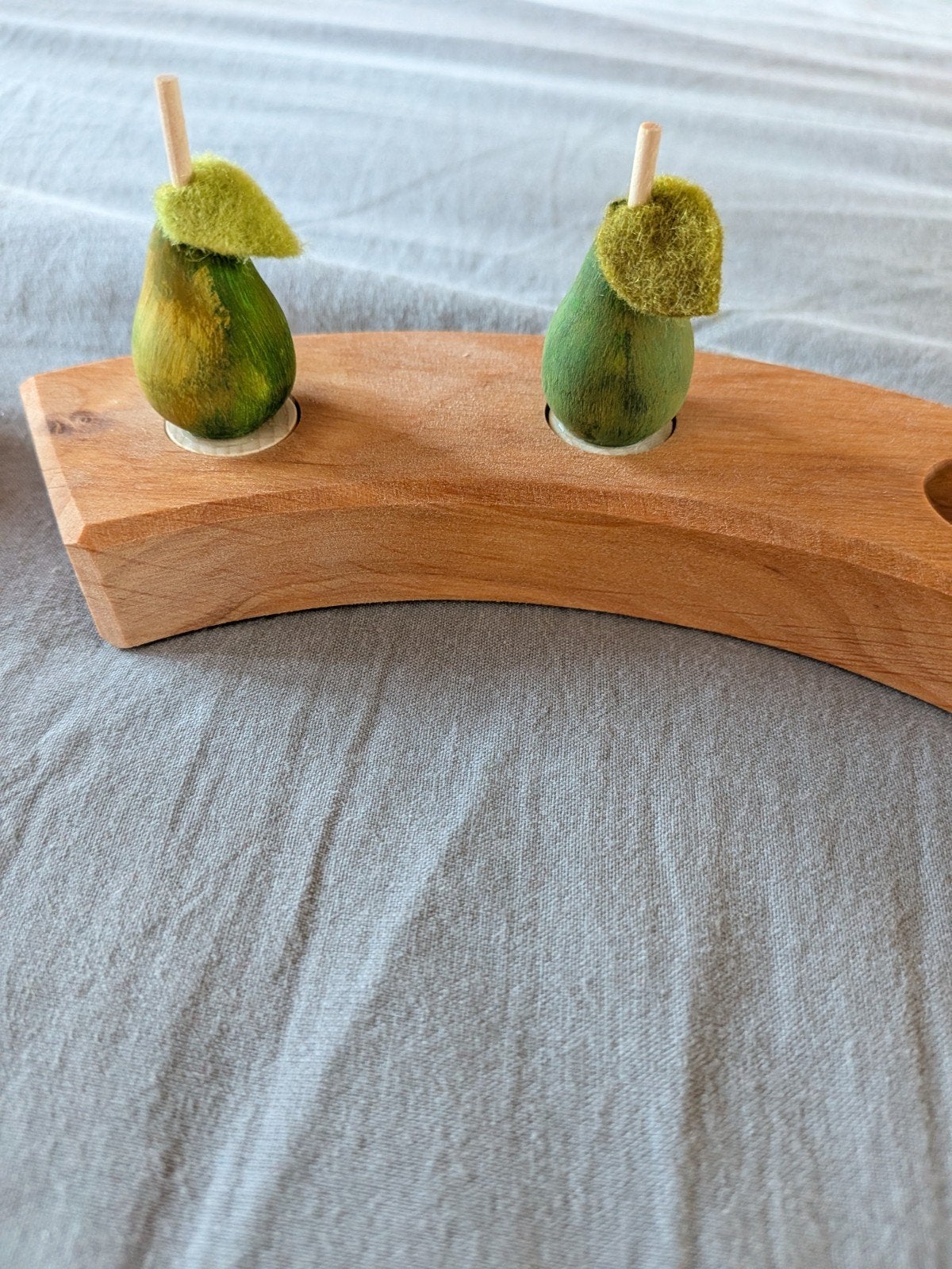 Handgemaakt houten peertje met steker, Hobby en Vrije tijd, Ophalen of Verzenden, Nieuw, Figuurtje(s)