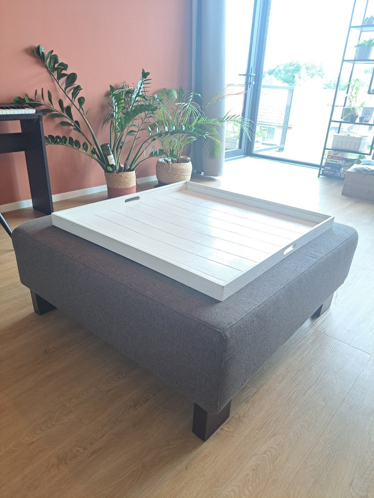 Gratis bruin/grijze hocker met dienblad, Huis en Inrichting, Ophalen, Gebruikt, Vierkant, Stof