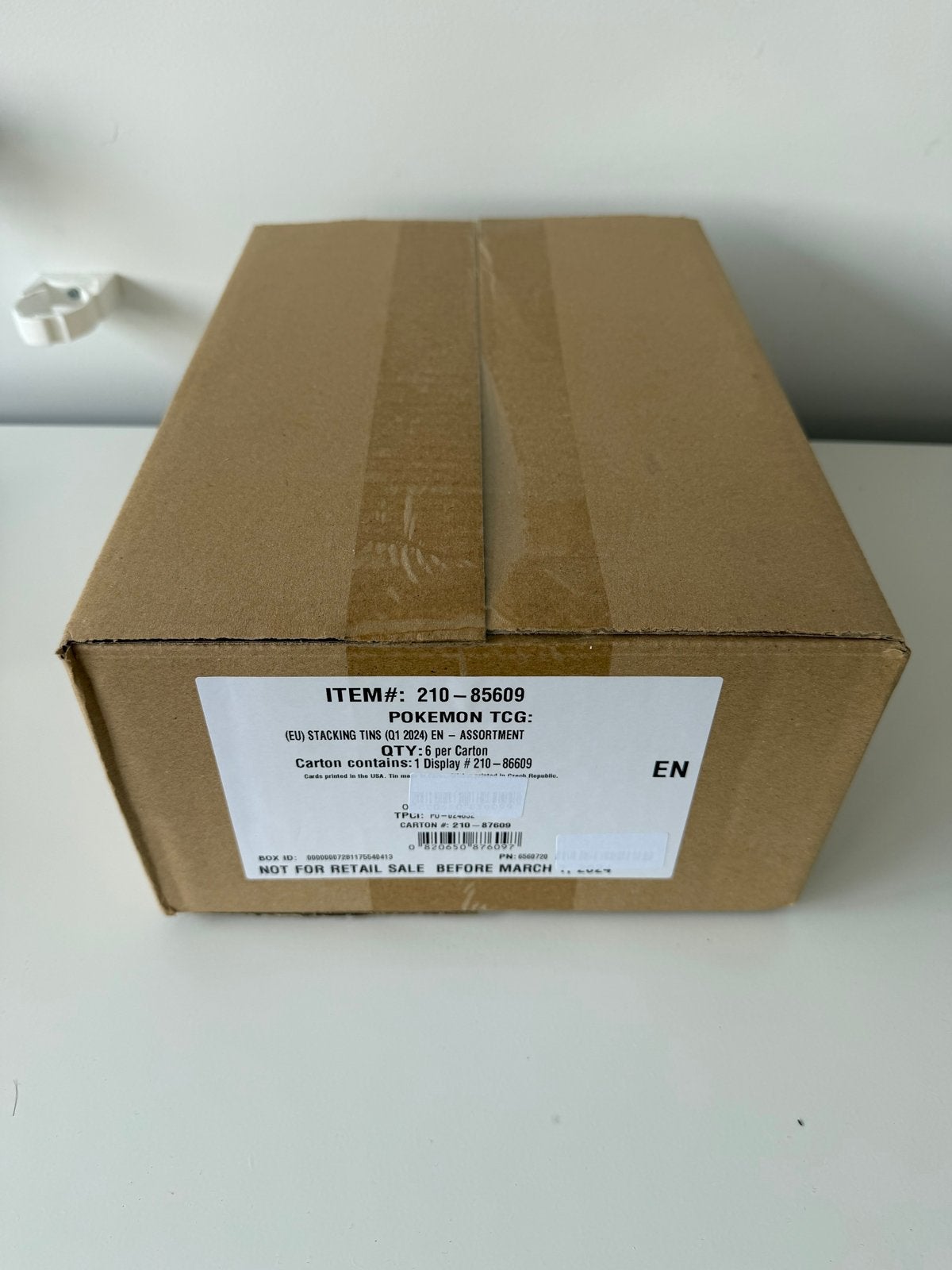 Pokémon TCG: March Stacking Tin Display (6Tins), Ophalen of Verzenden, Nieuw, Overige typen