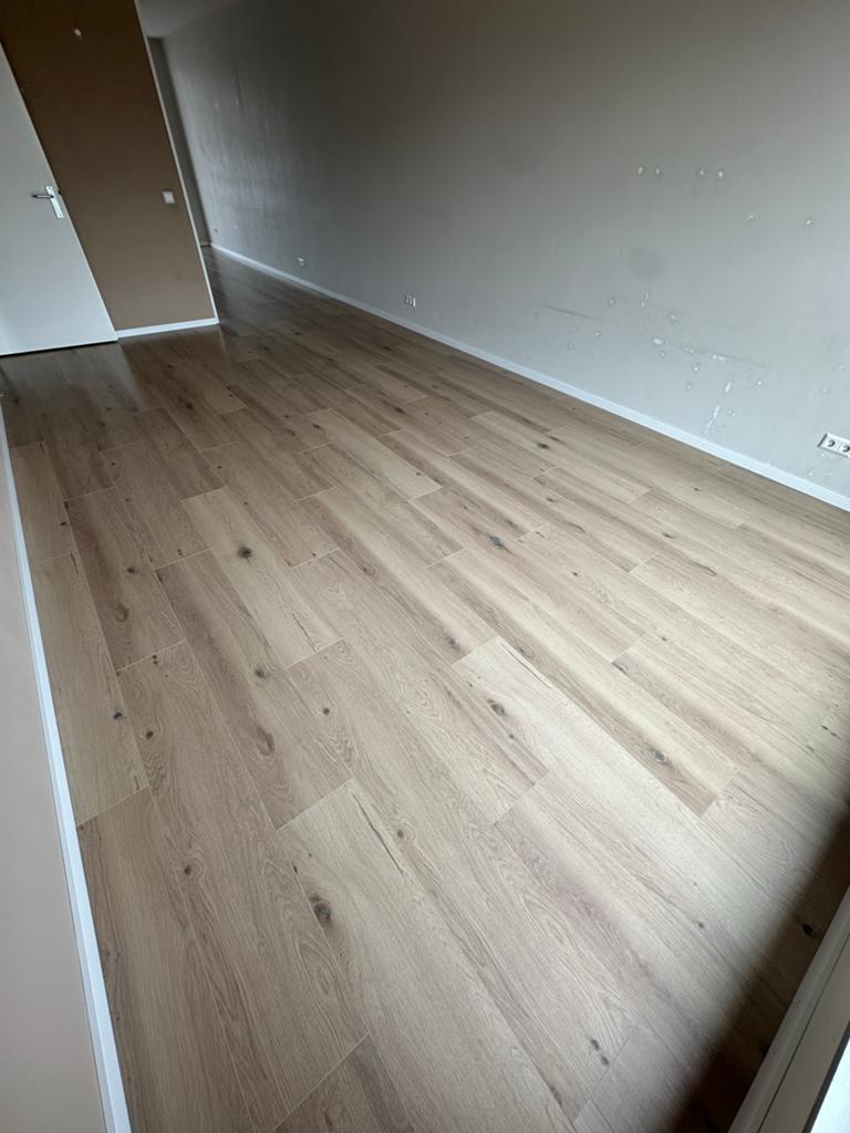 Licht eiken laminaat + plinten + ondervloer, Huis en Inrichting, 75 m² of meer, Zo goed als nieuw, Ophalen, Parket
