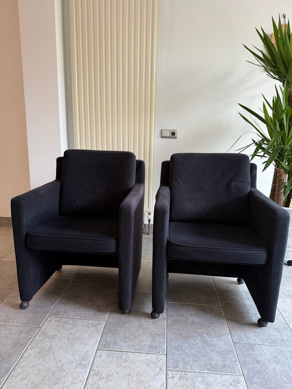 Twee zwarte eetkamerstoelen met wieltjes, Huis en Inrichting, Ophalen, Gebruikt, Twee, Zwart