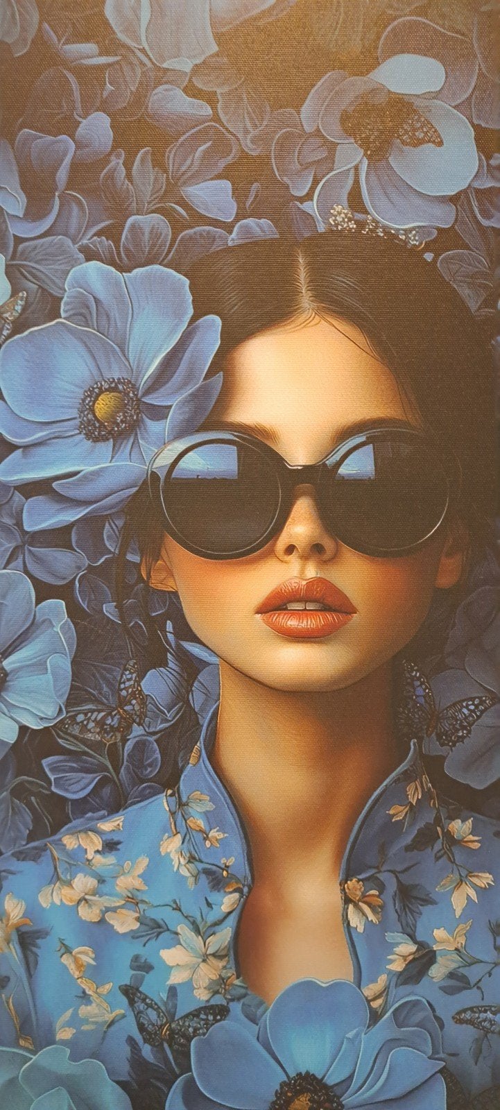Canvas schilderij: Vrouw met zonnebril en blauwe bloemen, Ophalen, Op houten frame, Print, Portret